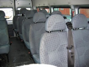 stor minibuss med grå seter